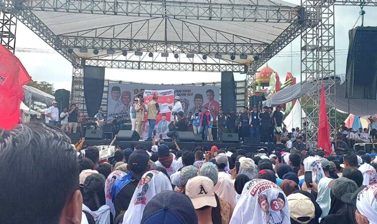 Ribuan Masyarakat Padati Stadion 29 November Sampit Ikuti Kampanye Akbar Paslon Nomor Urut 3