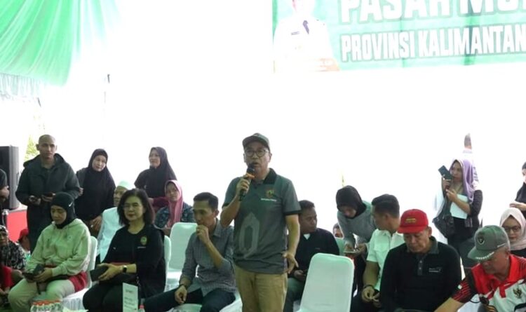 Ribuan Warga Padati Halaman Masjid Agung Al Falah Sampit Serbu Pasar Murah