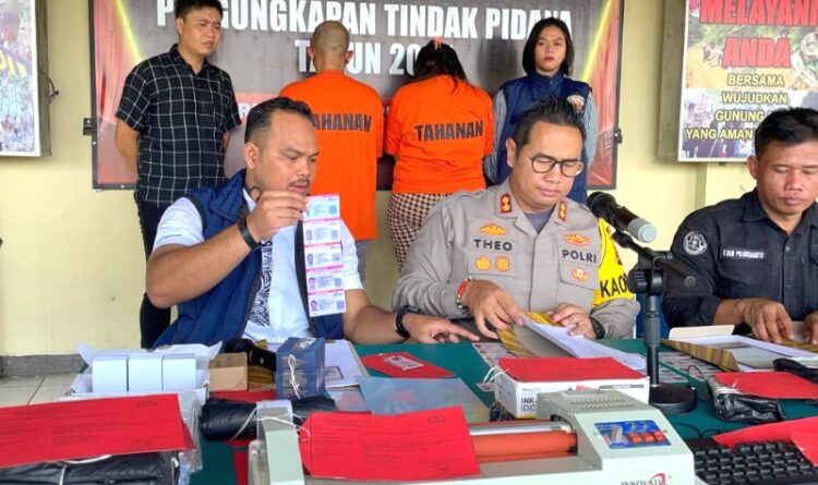 Polres Gumas Ringkus Pasutri Penipuan Jasa Pembuat SIM Palsu di Facebook