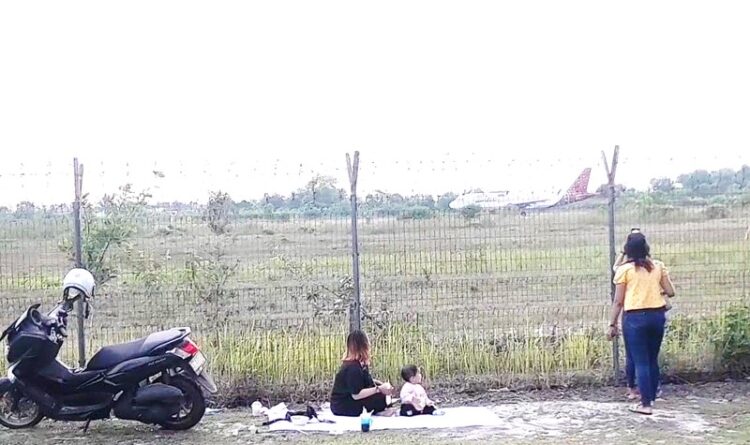 Nikmati Hari Libur, Bandara Tjilik Riwut Jadi Tempat Favorit Melihat Pesawat