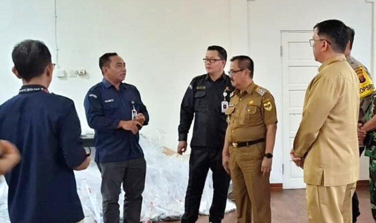 Pj Bupati Bersama Forkopimda Mengecek Kesiapan Logistik Pilkada