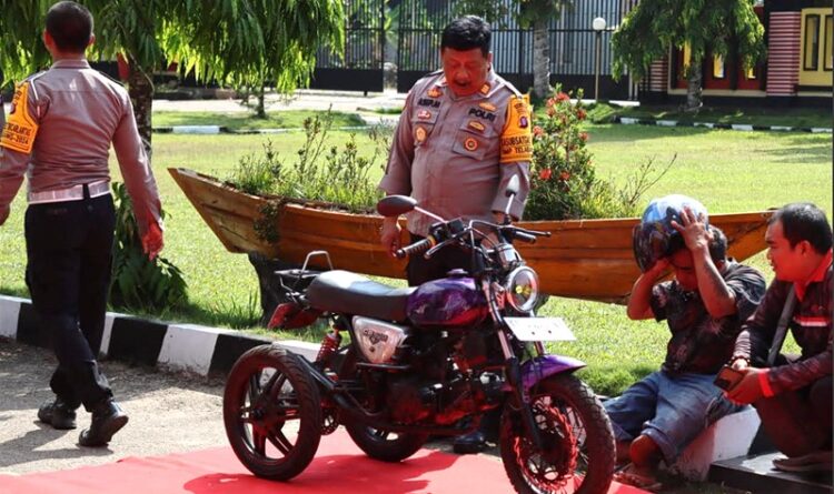 Penyandang Disabilitas di Bartim Dapat Sepeda Motor Roda Tiga