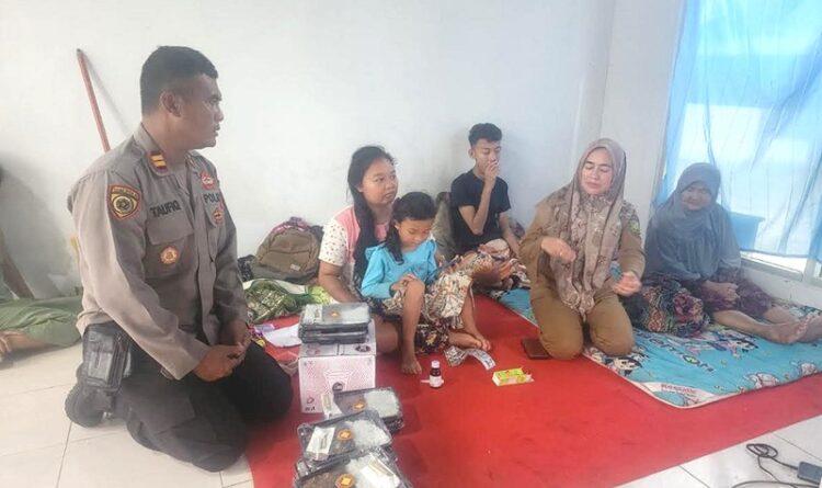 Polsek Sabangau dan Lurah Kalampangan Bantuan Warga Pengungsian Korban Banjir