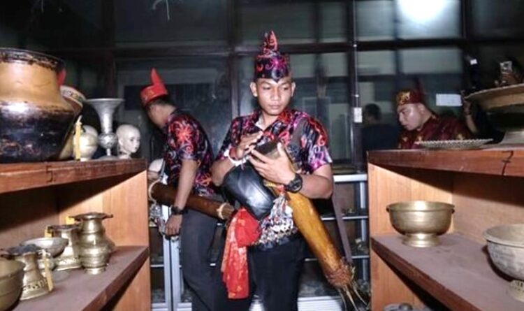 Koleksi di Museum Balanga di Bersihkan