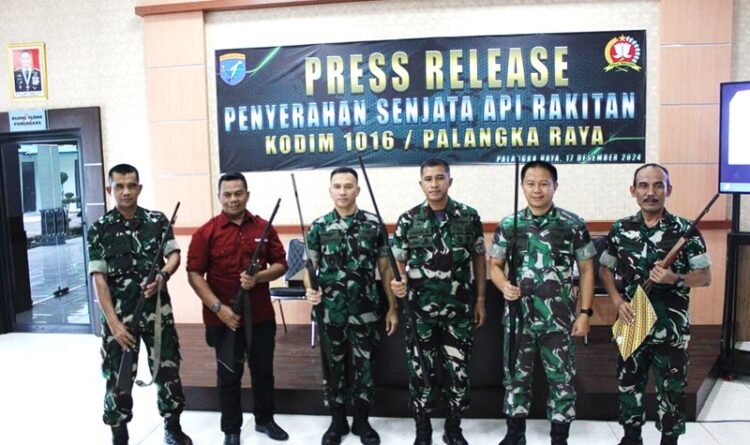 Warga Serahkan 6 Senjata Api Rakitan ke Kodim 1016 Palangka Raya
