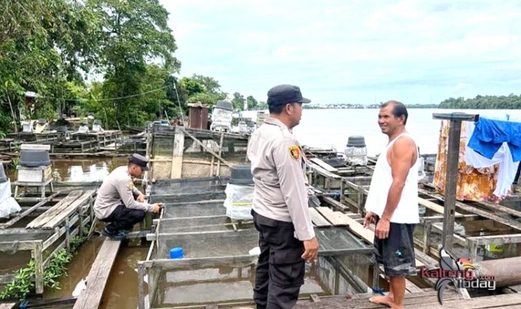 Dukung Asta Cita Presiden, Personil Polres Barsel Sambangi Kebun Warga