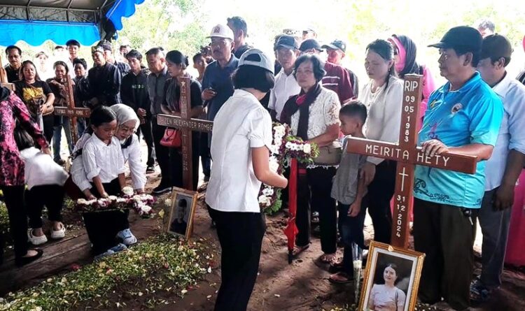 Tangis Haru Warnai Pemakaman Keluarga Polisi Korban Kebakaran di Palangka Raya