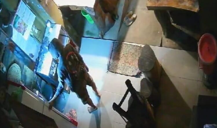 Pencuri Kotak Amal Di Rumah Makan Terekam Kamera Cctv