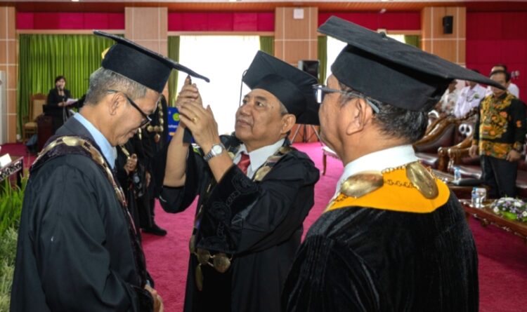 Prof. Dr. Petrus Poerwadi Resmi Jadi Guru Besar UPR