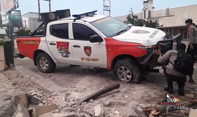 Mobil Dinas Milik Polda Kalteng Tabrak Pagar Gereja YHS