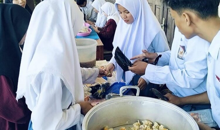 Panen Raya Dari P5 SMAN 2 Paju Epat Tampilkan Bazar Dengan Produk Makanan Berbahan Baku Ikan