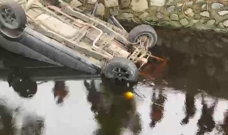 Menghindari Kucing, Sebuah Mobil Oleng Masuk Pengaringan