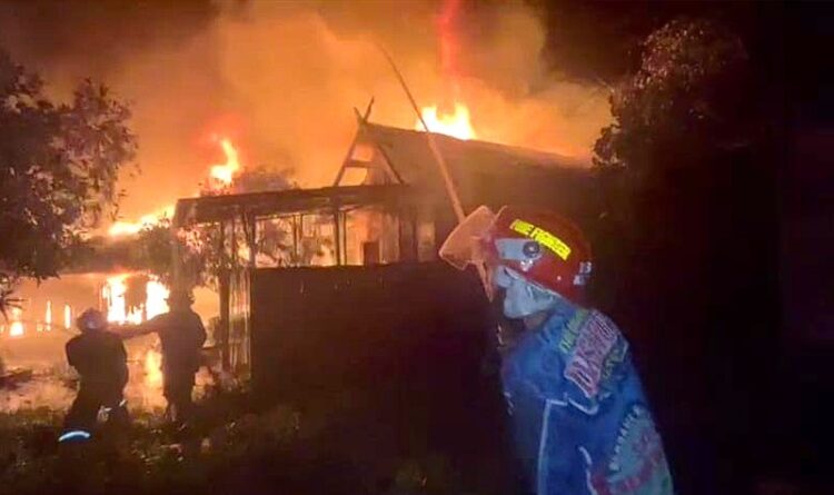 Diduga Korsleting Listrik Barak Enam Pintu Hangus Terbakar