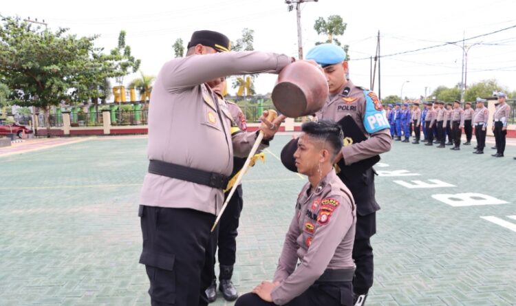 Polres Kapuas Melaksanakan Tradisi Penyambutan 22 Bintara Remaja