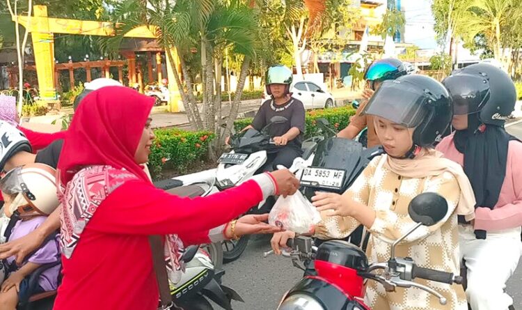 Asbadata Kapuas Bagikan Ratusan Takjil untuk Warga