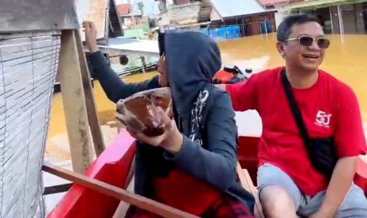 Taufik Nugraha dan Istri Turun Langsung Bagi Makanan Bagi Warga Terdampak Banjir