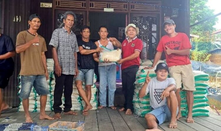 Anggota DPRD Barito Utara Salurkan Bantuan Beras untuk Warga Terdampak Banjir