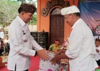 Pengurus Pura Sindhu Dharma, Komplek Jahon, Mendapatkan Bantuan Dari Bupati Bartim