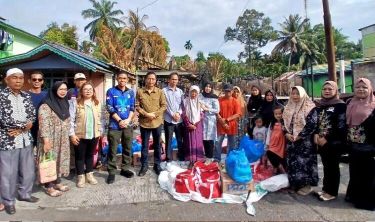 Respons Cepat Pascakebakaran, Patih Herman AB Dampingi Pj Bupati Salurkan Bantuan di Desa Lemo II