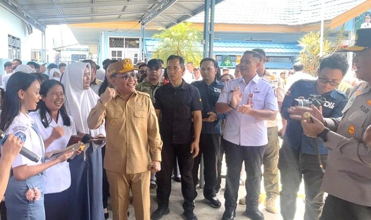 Gubernur Kalteng Kunjungi SMAN 1 Kuala Kapuas, Beri Motivasi dan Serahkan Bantuan