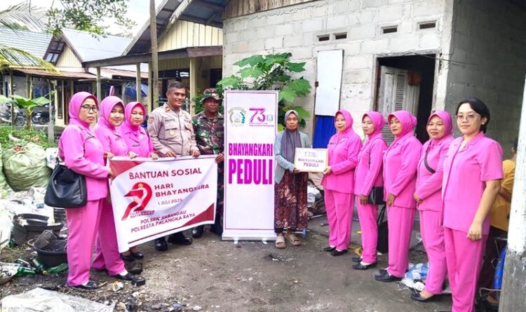 Polsek Sabangau Bagikan Bansos untuk Masyarakat di Kereng Bangkirai