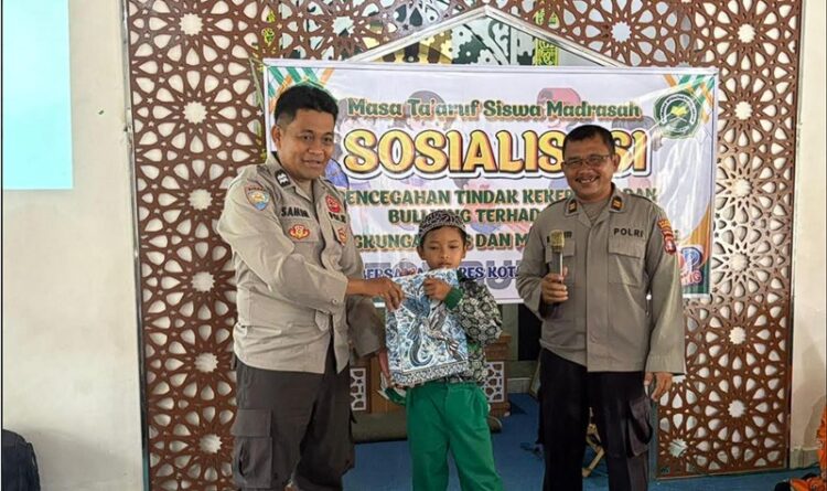 Satbinmas Polresta Palangka Raya Sosialisasikan Bahaya Bullying dan Kenakalan Remaja di MTs Fathul Jannah