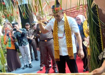 Agus Sahat Resmi Jabat Kajati Kalteng, Disambut Adat Dayak di Palangka Raya