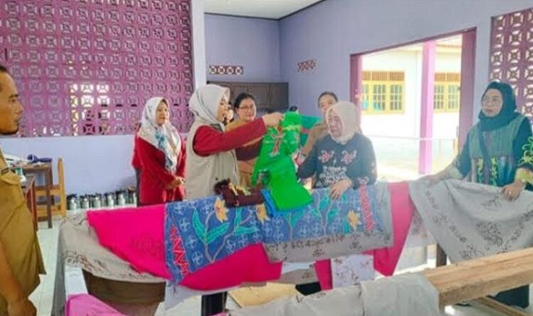 Para Siswa Sekolah Khusus Negeri 1 Tamiang Layang Ikuti Pelatihan Membatik