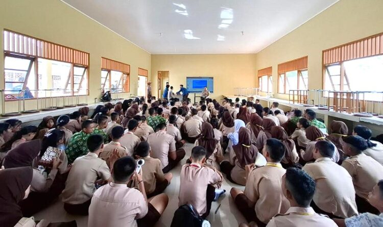 Polisi Edukasi Siswa Baru SMAN 6 tentang Bahaya Teknologi dan Keselamatan Jalan Raya