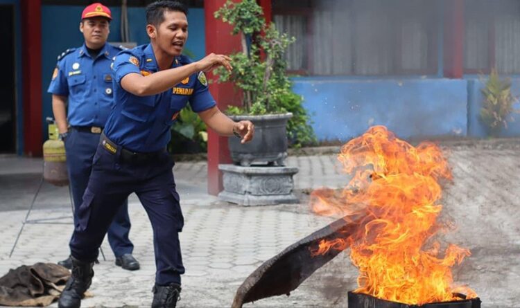 Petugas SPBU Dibekali Pelatihan Cegah dan Simulasi Penanggulangan Kebakaran