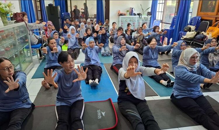 Anggota dan Jajaran Pengurus DPW Dinas TPHP Kalteng Ikuti Senam Yoga