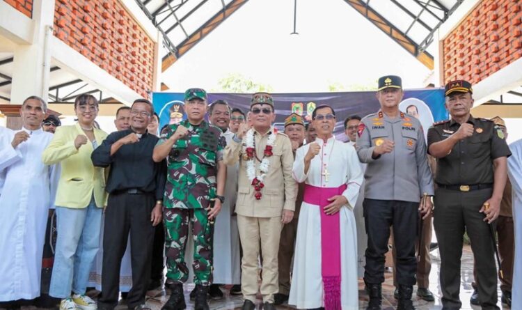 Agustiar Sabran Resmikan Bangunan dan Tandatangani Prasasti Jalan Salib
