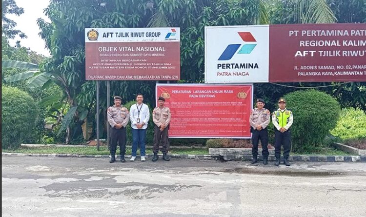 Satpamobvit Polresta Palangka Raya Pasang Imbauan Larangan Unjuk Rasa di Area Obvitnas