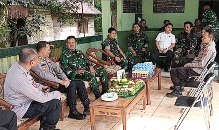 Sinergitas TNI-Polri, Koramil 1012-07 Ampah dan Polsek Dusun Tengah Berkegiatan Bersama