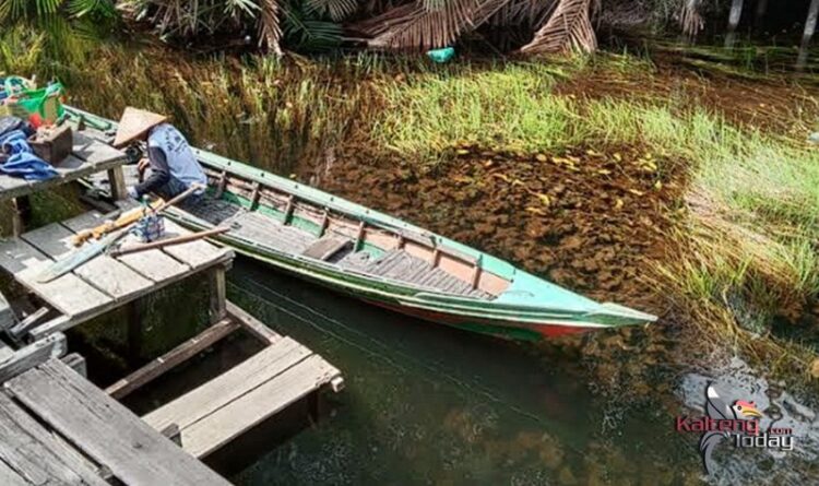 Jembatan Rusak, Beberapa Warga Plantau Kembali Gunakan Perahu Kelotok Sebagai Alat Transportasi