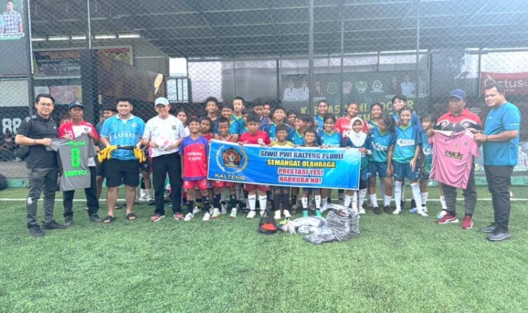 Perkuat Pembinaan Sepakbola, SIWO PWI Kalteng Bagikan Jersey ke SSB Supel Kapuas