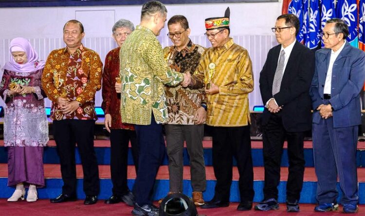 Prof Salampak Raya Raih Penghargaan HA IPB Award 2025