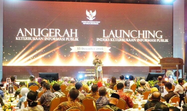 Gubernur Kalteng Terima Penghargaan Predikat Informatif Tahun 2025
