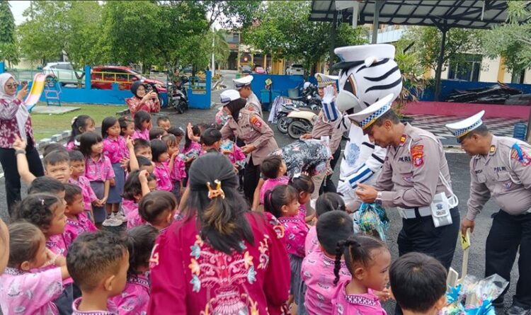 Di TK Kemala Bhayangkari Palangka Raya, Satlantas Gelar Polisi Sahabat Anak