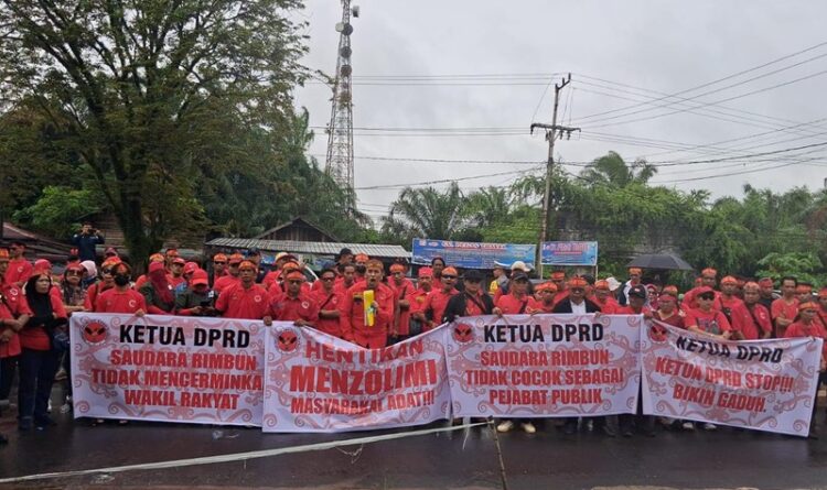 Polemik KSO di Kotim: Aksi Tantara Lawung Adat Mandau Talawang Gelar Aksi Demo Tuntut Ketua DPRD Kotim