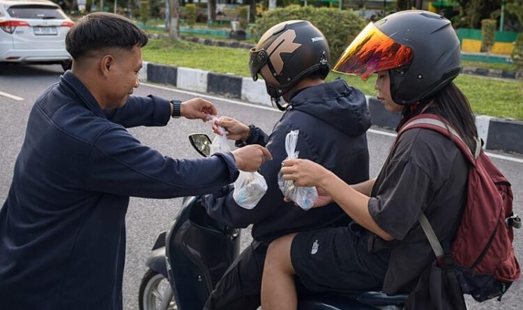 Pengurus BEMKA Bagikan 200 Takjil untuk Warga Kota Palangka Raya