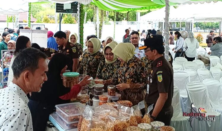 Dukung Gerakan Indonesia ASRI, Kejati Kalteng Tanam Pohon Endemik dan Buka Pasar Murah
