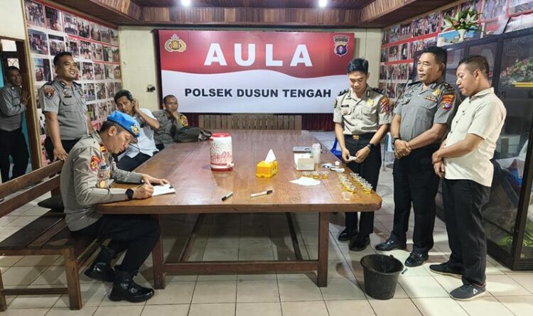 Kasi Propam Polres Bartim dan Tim Lakukan Tes Urine Ke Jajaran Polsek Dusun Tengah