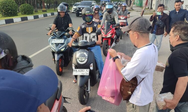 PWI Kalteng dan IKWI Bagikan 400 Paket Takjil