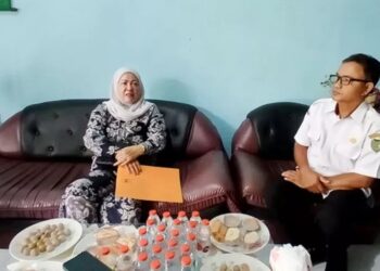 Sambangi SMPN 2 Muara Teweh, Hj Henny Rosgiaty Terima Aspirasi Sarana Pendidikan