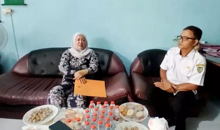 Sambangi SMPN 2 Muara Teweh, Hj Henny Rosgiaty Terima Aspirasi Sarana Pendidikan