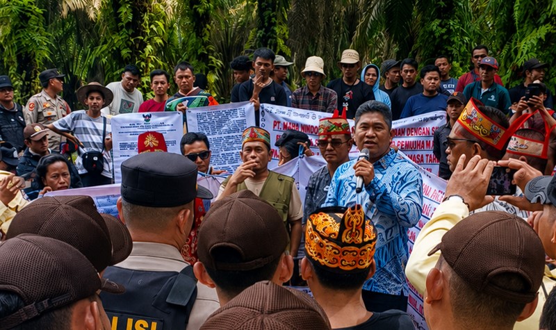 Di Ambang Benturan Fisik : Warga dan Agro Indomas Berhadap-hadapan di Lahan Sengketa