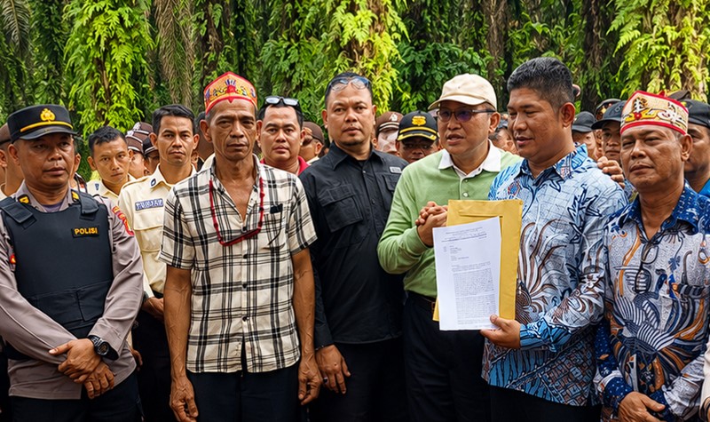 Di Ambang Benturan Fisik : Warga dan Agro Indomas Berhadap-hadapan di Lahan Sengketa