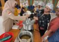 Kaum Ibu di Desa Tuwung Terima Oepatihan Pengolahan Singkong Jadi Mi