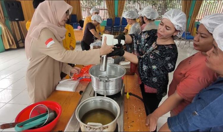 Kaum Ibu di Desa Tuwung Terima Oepatihan Pengolahan Singkong Jadi Mi